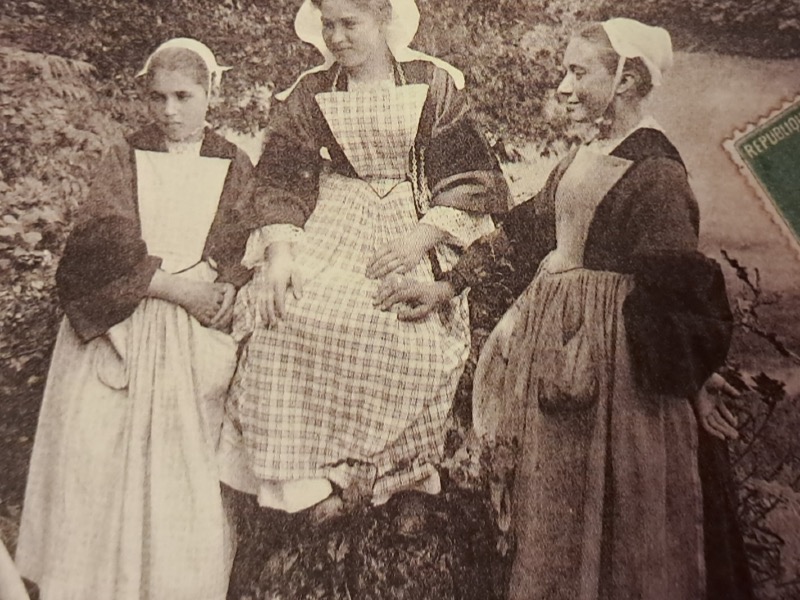 Illustration de Costumes féminins 