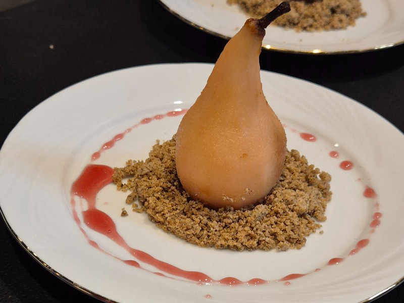 Poire pochée et crumble de sarrasin